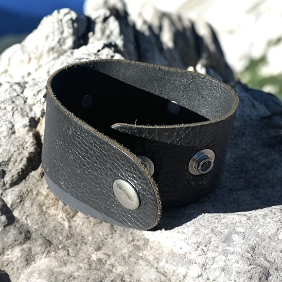 🌺Vintage Black Leather Cuff with Floral Metal Accent - Picture 5 of 9